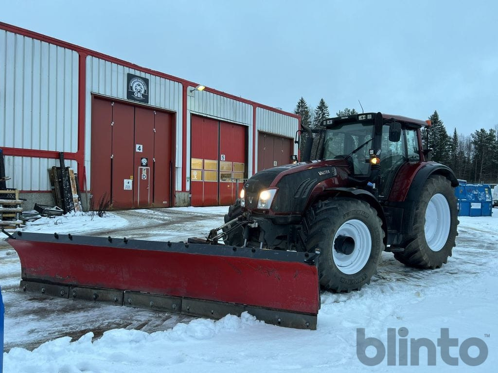 Valtra T213 med plogutrustning - Traktor: slika Valtra T213 med plogutrustning - Traktor Valtra T213 med plogutrustning - Traktor: slika Valtra T213 med plogutrustning - Traktor