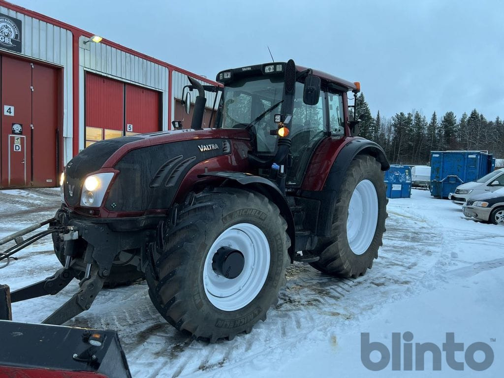 Valtra T213 med plogutrustning - Traktor: slika Valtra T213 med plogutrustning - Traktor Valtra T213 med plogutrustning - Traktor: slika Valtra T213 med plogutrustning - Traktor