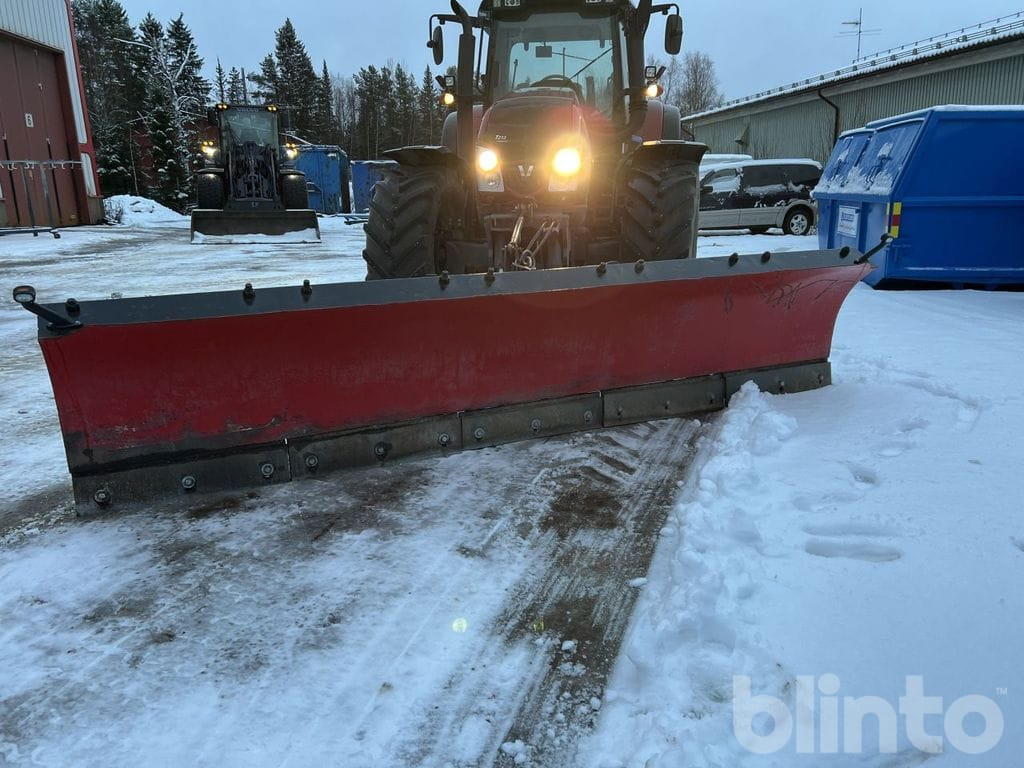Valtra T213 med plogutrustning - Traktor: slika Valtra T213 med plogutrustning - Traktor Valtra T213 med plogutrustning - Traktor: slika Valtra T213 med plogutrustning - Traktor