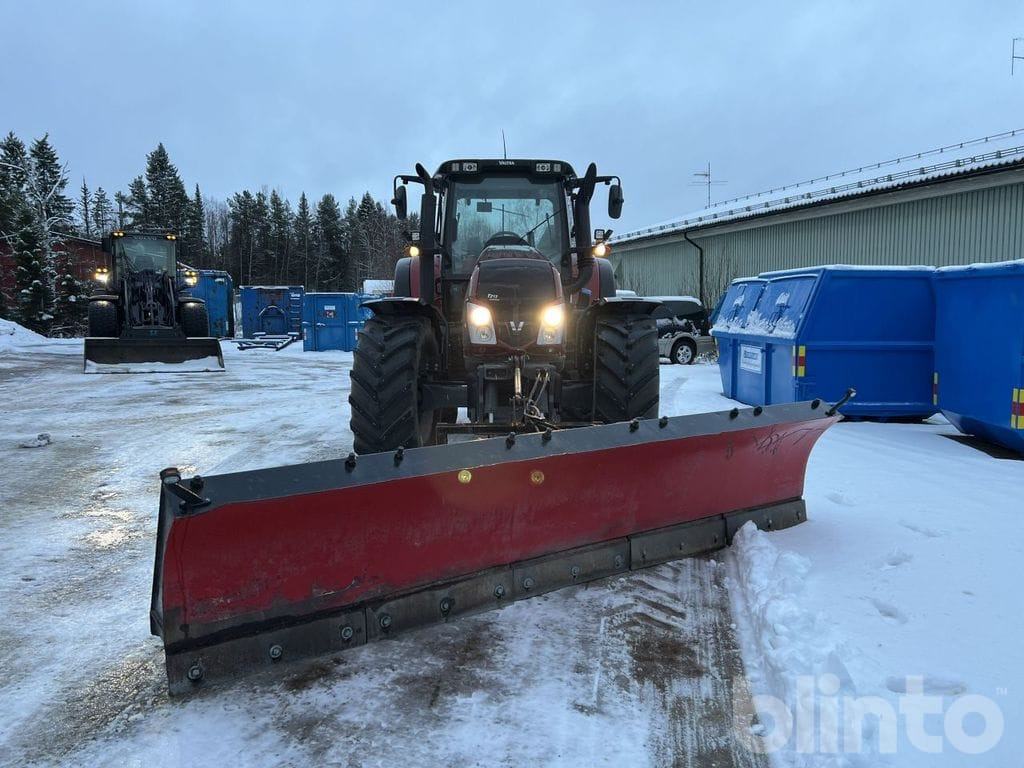 Valtra T213 med plogutrustning - Traktor: slika Valtra T213 med plogutrustning - Traktor Valtra T213 med plogutrustning - Traktor: slika Valtra T213 med plogutrustning - Traktor