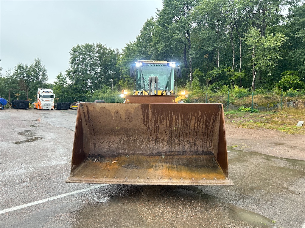 Volvo L110F - Utovarivač na kotačima: slika Volvo L110F - Utovarivač na kotačima Volvo L110F - Utovarivač na kotačima: slika Volvo L110F - Utovarivač na kotačima