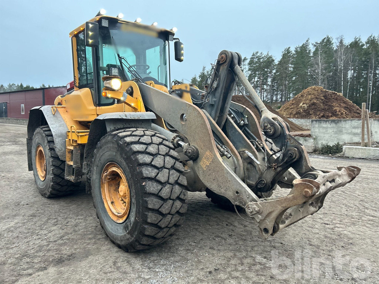Volvo L110F - Utovarivač na kotačima: slika Volvo L110F - Utovarivač na kotačima Volvo L110F - Utovarivač na kotačima: slika Volvo L110F - Utovarivač na kotačima