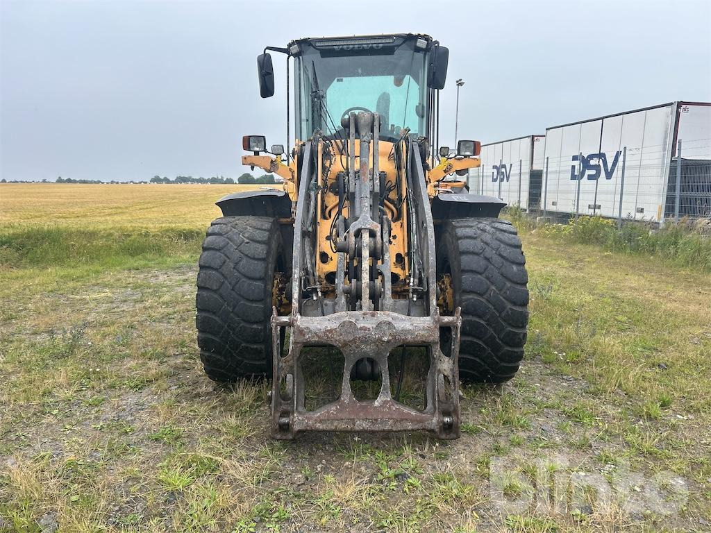 Volvo L90F - Utovarivač na kotačima: slika Volvo L90F - Utovarivač na kotačima Volvo L90F - Utovarivač na kotačima: slika Volvo L90F - Utovarivač na kotačima