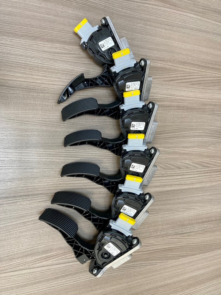 SENSORE POSIZIONE DEL PEDALE - MAN 81259706103 - HELLA 6PV 009 371-00 / 6PV 009 371-711 - Papučica za Kamion: slika SENSORE POSIZIONE DEL PEDALE - MAN 81259706103 - HELLA 6PV 009 371-00 / 6PV 009 371-711 - Papučica za Kamion SENSORE POSIZIONE DEL PEDALE - MAN 81259706103 - HELLA 6PV 009 371-00 / 6PV 009 371-711 - Papučica za Kamion: slika SENSORE POSIZIONE DEL PEDALE - MAN 81259706103 - HELLA 6PV 009 371-00 / 6PV 009 371-711 - Papučica za Kamion