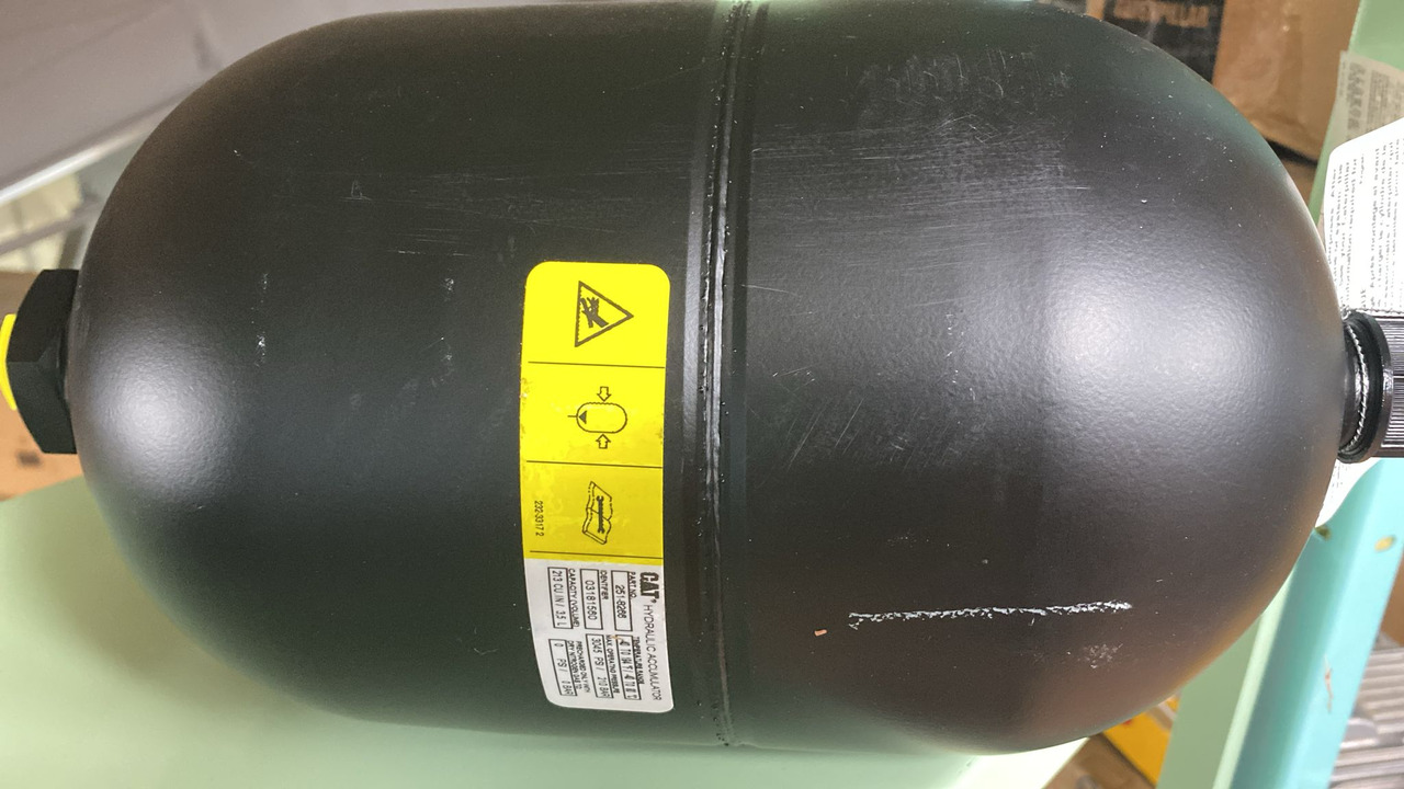 CATERPILLAR 251-8266: 3.45 Liter Compressed Nitrogen Gas Accumulator - Rezervni dijelovi za Bager: slika CATERPILLAR 251-8266: 3.45 Liter Compressed Nitrogen Gas Accumulator - Rezervni dijelovi za Bager CATERPILLAR 251-8266: 3.45 Liter Compressed Nitrogen Gas Accumulator - Rezervni dijelovi za Bager: slika CATERPILLAR 251-8266: 3.45 Liter Compressed Nitrogen Gas Accumulator - Rezervni dijelovi za Bager