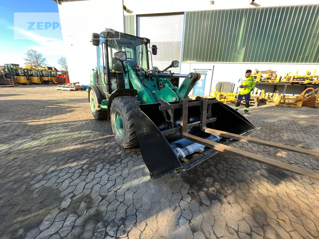 Cat 906M - Utovarivač na kotačima: slika Cat 906M - Utovarivač na kotačima Cat 906M - Utovarivač na kotačima: slika Cat 906M - Utovarivač na kotačima