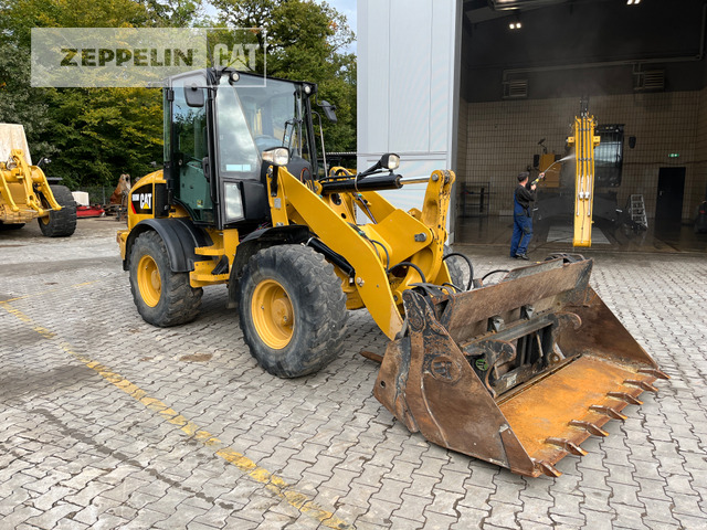 Cat 908M - Utovarivač na kotačima: slika Cat 908M - Utovarivač na kotačima Cat 908M - Utovarivač na kotačima: slika Cat 908M - Utovarivač na kotačima