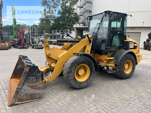 Cat 908M - Utovarivač na kotačima: slika Cat 908M - Utovarivač na kotačima Cat 908M - Utovarivač na kotačima: slika Cat 908M - Utovarivač na kotačima