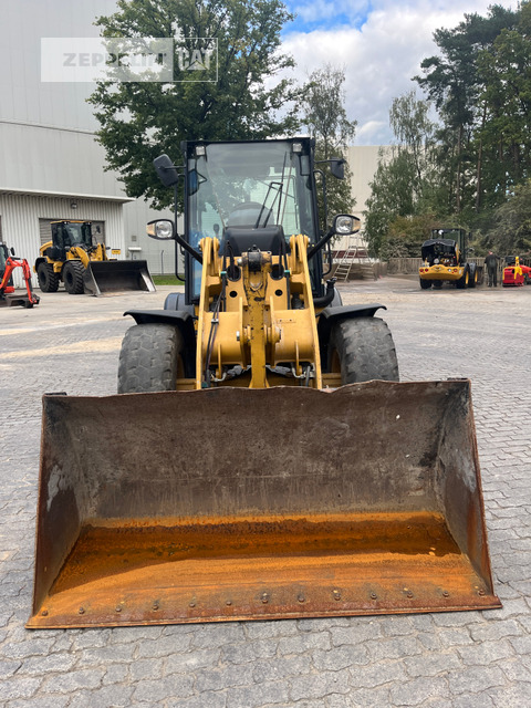 Cat 908M - Utovarivač na kotačima: slika Cat 908M - Utovarivač na kotačima Cat 908M - Utovarivač na kotačima: slika Cat 908M - Utovarivač na kotačima