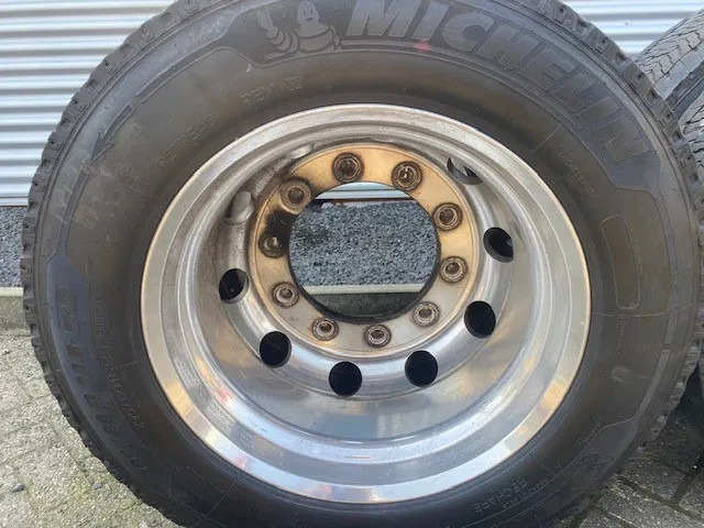 Michelin 385/55x22,5 - 2 stuks en 295/60x22,5 - 4 stuks op 9.00 velg - Guma za Kamion: slika Michelin 385/55x22,5 - 2 stuks en 295/60x22,5 - 4 stuks op 9.00 velg - Guma za Kamion Michelin 385/55x22,5 - 2 stuks en 295/60x22,5 - 4 stuks op 9.00 velg - Guma za Kamion: slika Michelin 385/55x22,5 - 2 stuks en 295/60x22,5 - 4 stuks op 9.00 velg - Guma za Kamion
