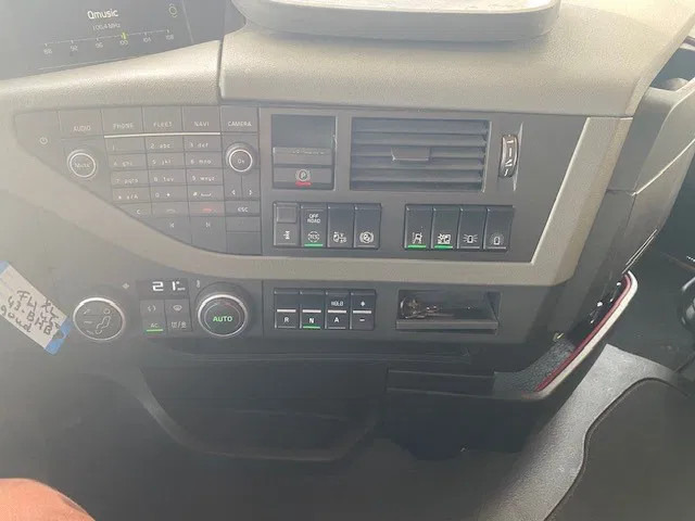 Volvo FH 13.460 trekker, met XL cabine, special paint en incl parc cool, fridge, - Tegljač: slika Volvo FH 13.460 trekker, met XL cabine, special paint en incl parc cool, fridge, - Tegljač Volvo FH 13.460 trekker, met XL cabine, special paint en incl parc cool, fridge, - Tegljač: slika Volvo FH 13.460 trekker, met XL cabine, special paint en incl parc cool, fridge, - Tegljač