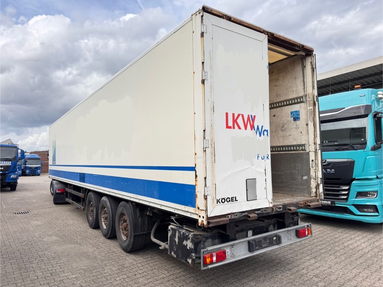 Kögel SPKH 24 Koffer 3-Achser - Poluprikolica sa zatvorenim sandukom: slika Kögel SPKH 24 Koffer 3-Achser - Poluprikolica sa zatvorenim sandukom Kögel SPKH 24 Koffer 3-Achser - Poluprikolica sa zatvorenim sandukom: slika Kögel SPKH 24 Koffer 3-Achser - Poluprikolica sa zatvorenim sandukom