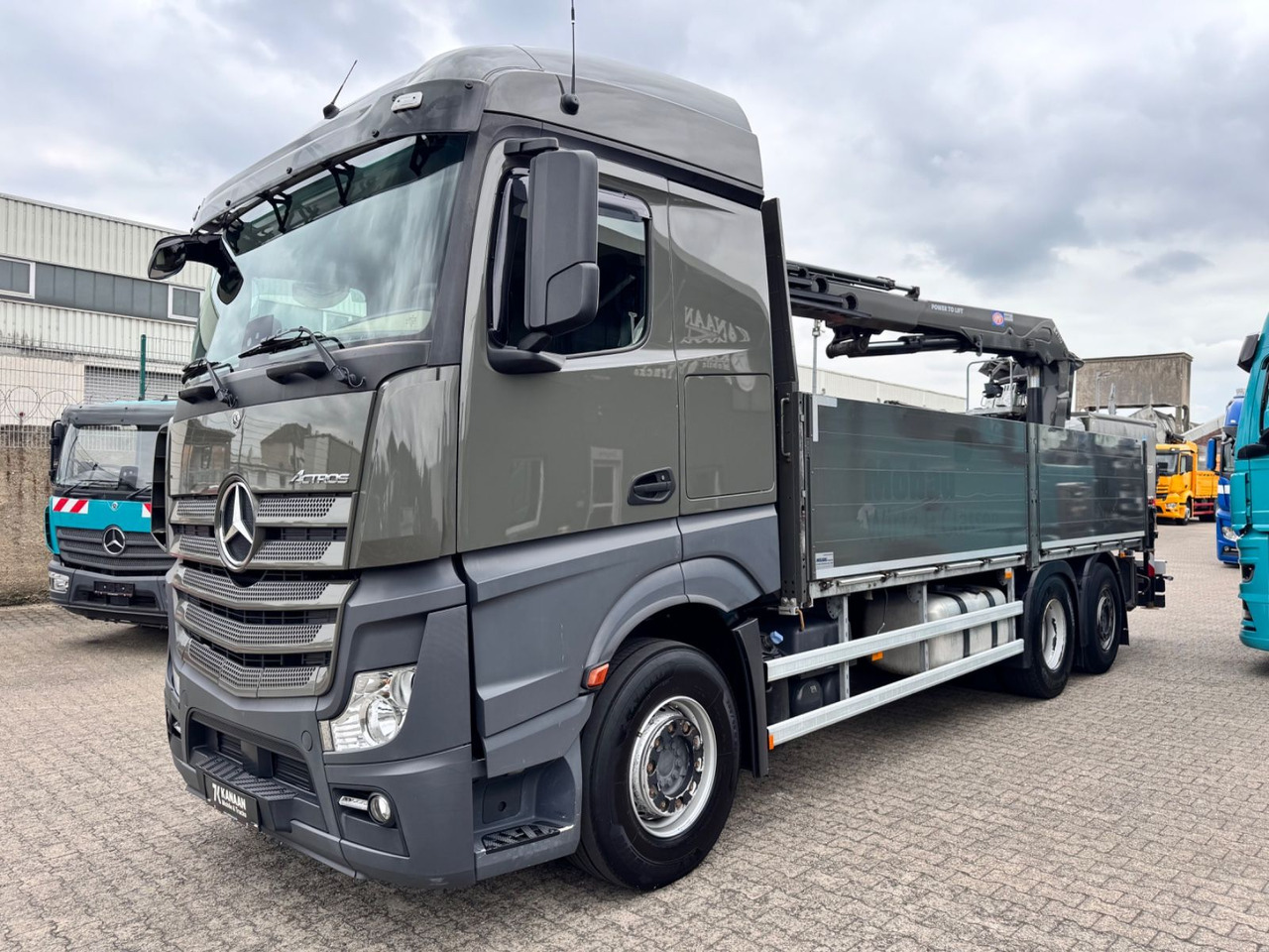 Mercedes-Benz 2545 Actros 4 Baustoffkran HMF Hochdach - Kamion s kranom: slika Mercedes-Benz 2545 Actros 4 Baustoffkran HMF Hochdach - Kamion s kranom Mercedes-Benz 2545 Actros 4 Baustoffkran HMF Hochdach - Kamion s kranom: slika Mercedes-Benz 2545 Actros 4 Baustoffkran HMF Hochdach - Kamion s kranom