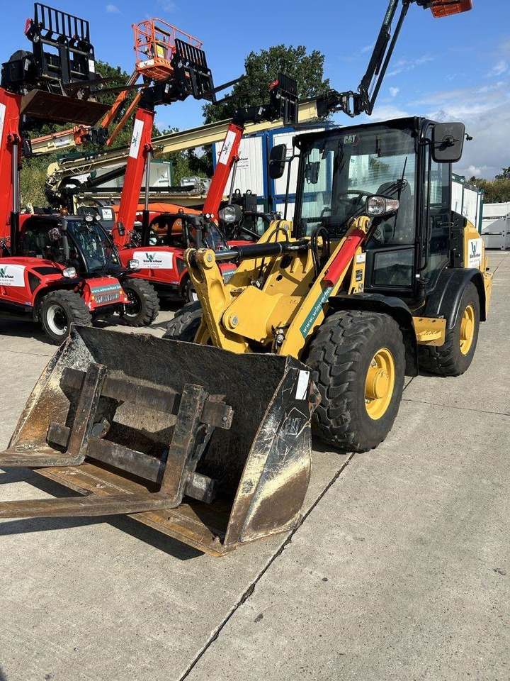 CAT 906 (9145) - Zglobni utovarivač: slika CAT 906 (9145) - Zglobni utovarivač CAT 906 (9145) - Zglobni utovarivač: slika CAT 906 (9145) - Zglobni utovarivač