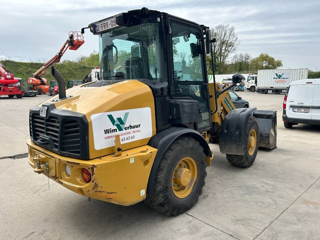 Mini utovarivač CAT 906: slika Mini utovarivač CAT 906