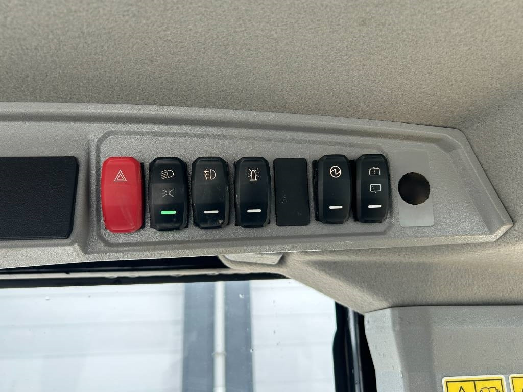 Mini utovarivač CAT 906: slika Mini utovarivač CAT 906