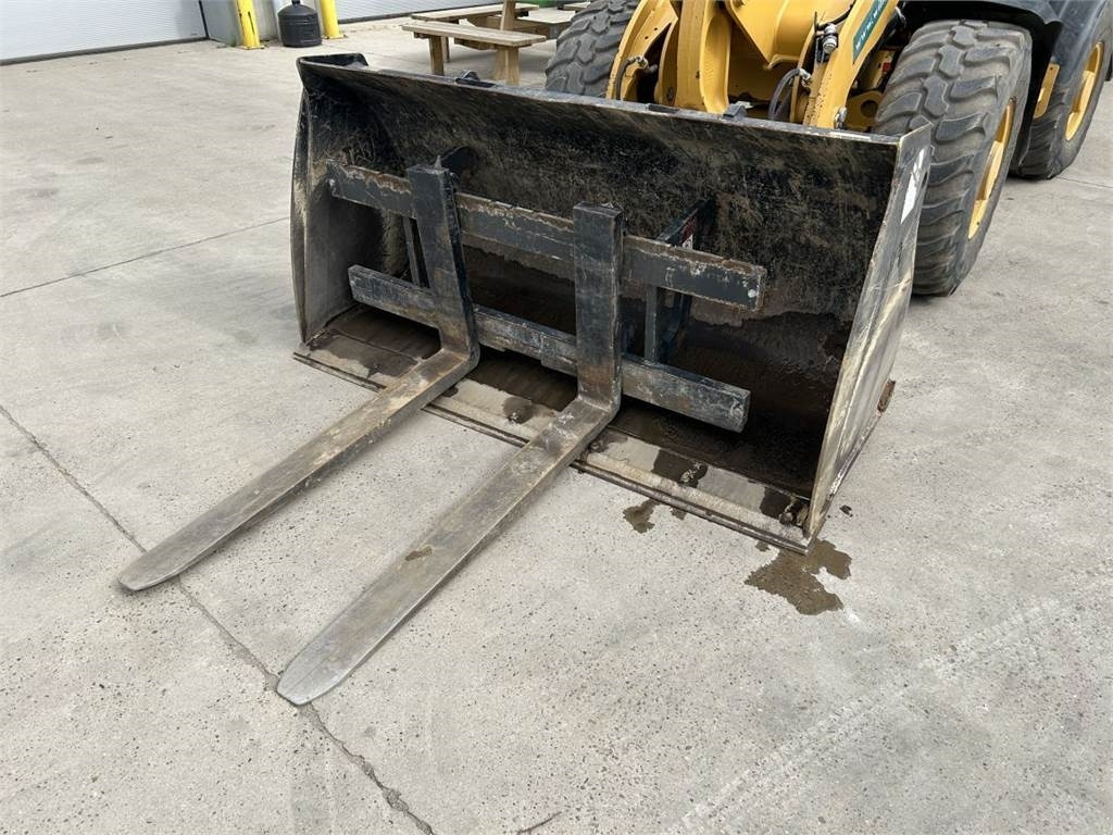 CAT 906M (8758) - Zglobni utovarivač: slika CAT 906M (8758) - Zglobni utovarivač CAT 906M (8758) - Zglobni utovarivač: slika CAT 906M (8758) - Zglobni utovarivač